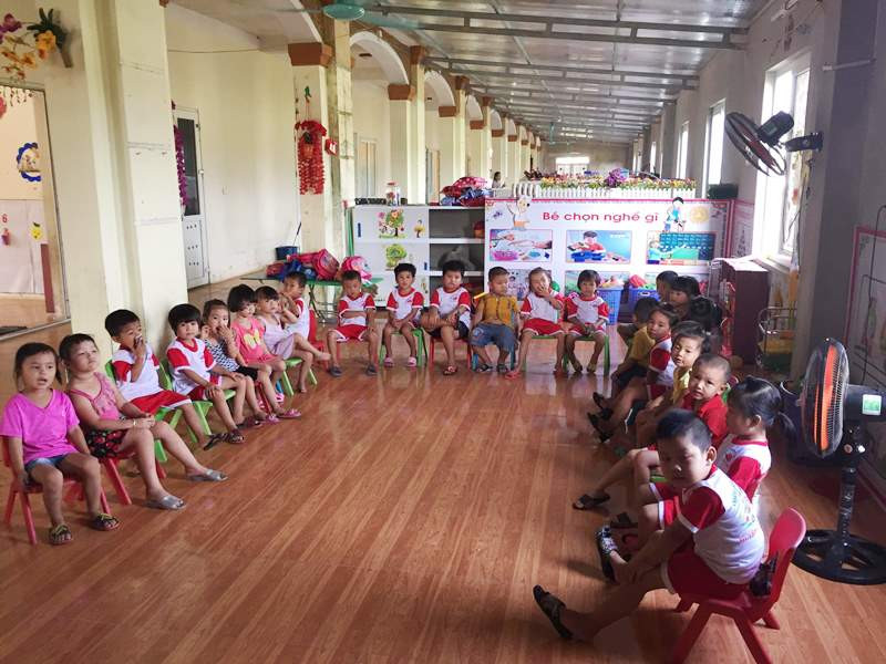 Mỗi lớp có 35-40 em/lớp đang hàng ngày học trong phòng học tạm bợ không đảm bảo