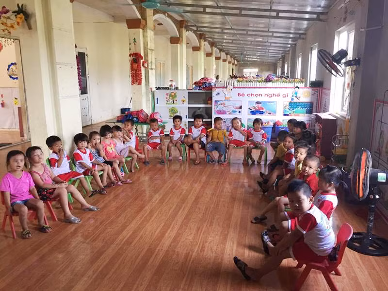 Mỗi lớp có 35-40 em/lớp đang hàng ngày học trong phòng học tạm bợ không đảm bảo