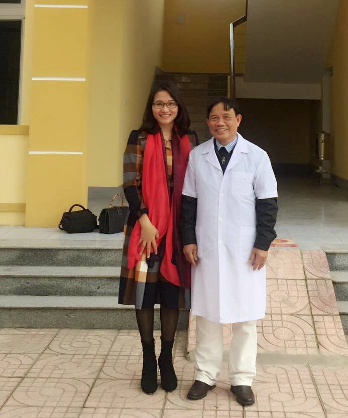 Phóng viên chụp ảnh kỷ niệm cùng bác sĩ Đinh Thế Diện trong một lần về công tác tại Trạm y tế xã Xuân Hải