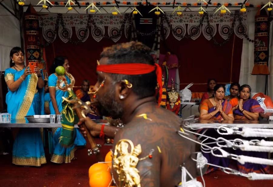 kinh di le hoi choc ghim, moc kim loai vao nguoi hinh anh 2