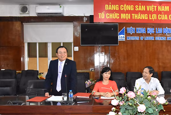 Tổng Biên tập Báo Lao động và Xã hội Phùng Quốc Việt phát biểu nhận nhiệm vụ