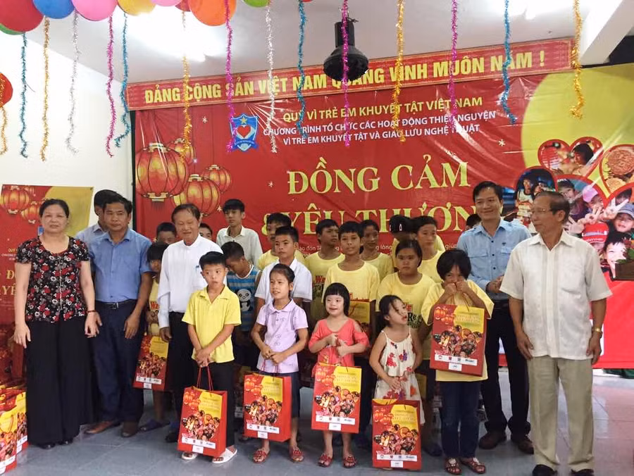 Formosa trao hơn 400 suất học bổng cho học sinh nghèo vượt khó học giỏi tỉnh Hà Tĩnh