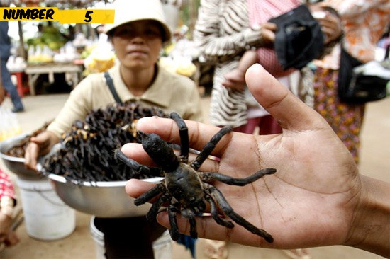 Nhện đen nướng (hoặc chiên)-món ăn ngon miệng thường xuyên của 2,5 triệu người Campuchia. Trông chúng thô ráp, ghê ghê, nhưng qua chế biến lại béo ngậy, thơm lừng.