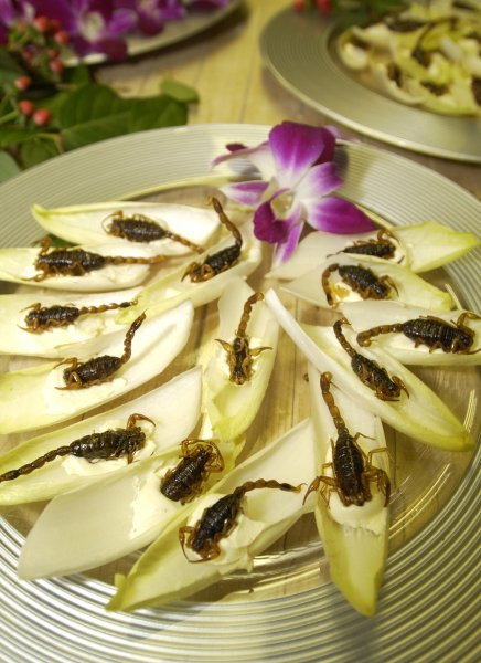 Bọ cạp được chế biến tại một nhà hàng Trung Quốc ở London (Anh). Món ăn phương Đông, phong cách bầy biện lại rất phương Tây, hấp dẫn và bắt mắt.