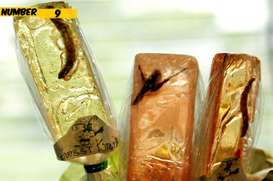 Tại Nhật Bản, những con ong bắp cày còn sống được cho vào chậu bột gạo hòa lẫn đường đem rán thành bánh quy ong. Ăn vừa giòn vừa béo. Đây là món ăn khá phổ biến ở đất nước mặt trời mọc.