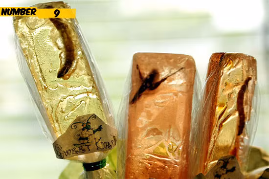 Tại Nhật Bản, những con ong bắp cày còn sống được cho vào chậu bột gạo hòa lẫn đường đem rán thành bánh quy ong. Ăn vừa giòn vừa béo. Đây là món ăn khá phổ biến ở đất nước mặt trời mọc.