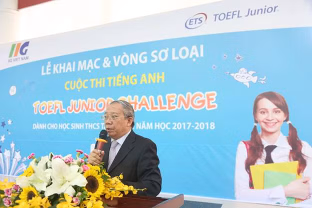 GS. TSKH Trần Văn Nhung – Tổng Thư ký Hội đồng Chức danh giáo sư nhà nước – Nguyên Thứ trưởng Bộ GD&ĐT phát biểu khai mạc cuộc thi