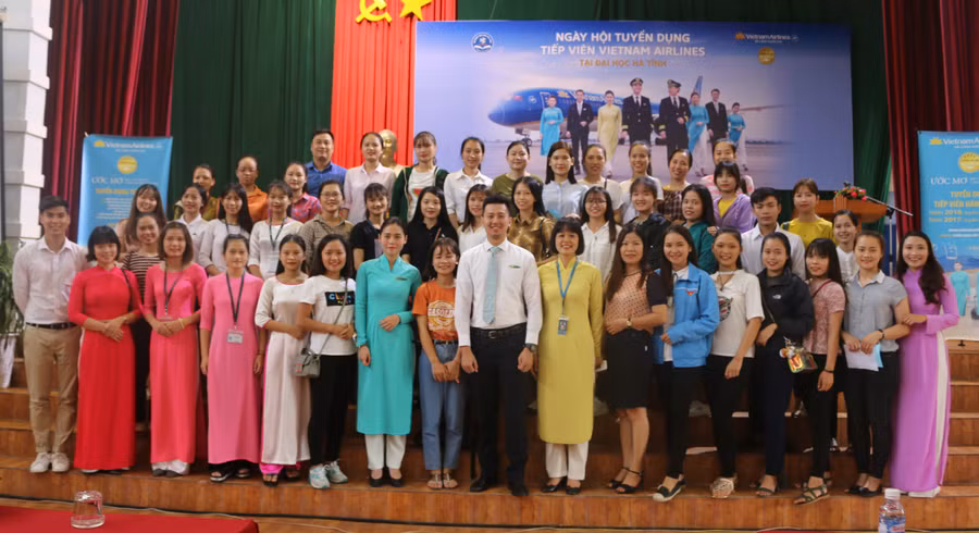 Vietnam Airlines tuyển dụng tiếp viên hàng không tại Trường Đại học Hà Tĩnh