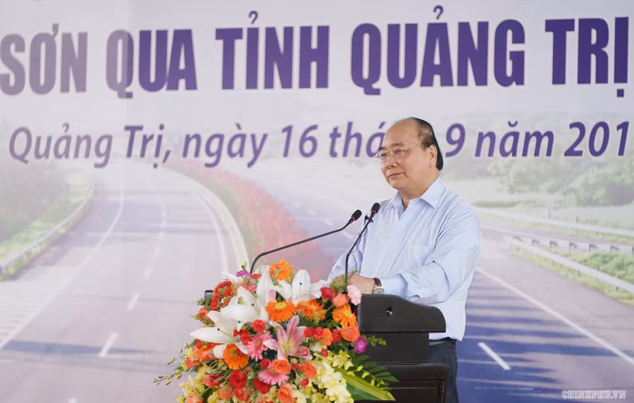 Thủ tướng Nguyễn Xuân Phúc phát lệnh khởi công xây dựng dự án tuyến cao tốc Cam Lộ-La Sơn - Ảnh: VGP/Quang Hiếu

