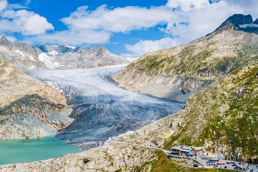 Bi an khach san 4 mat tien bi bo hoang tren nui Alps hinh anh 3 