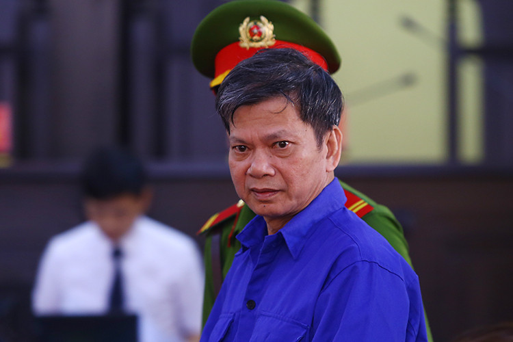 Bị cáo Lò Văn Huynh được dẫn giải đến toà. Ảnh: Phạm Dự.