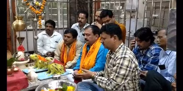 Thủ tục ly hôn cho đôi ếch cũng được thực hiện tươm tất.