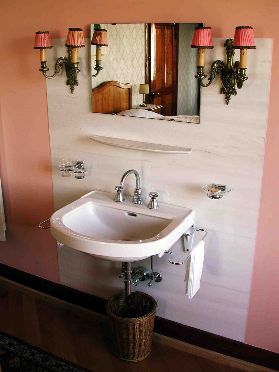 Bí ẩn khách sạn 4 mặt tiền bị bỏ hoang trên núi Alps ảnh 17 Bi an khach san 4 mat tien bi bo hoang tren nui Alps hinh anh 17