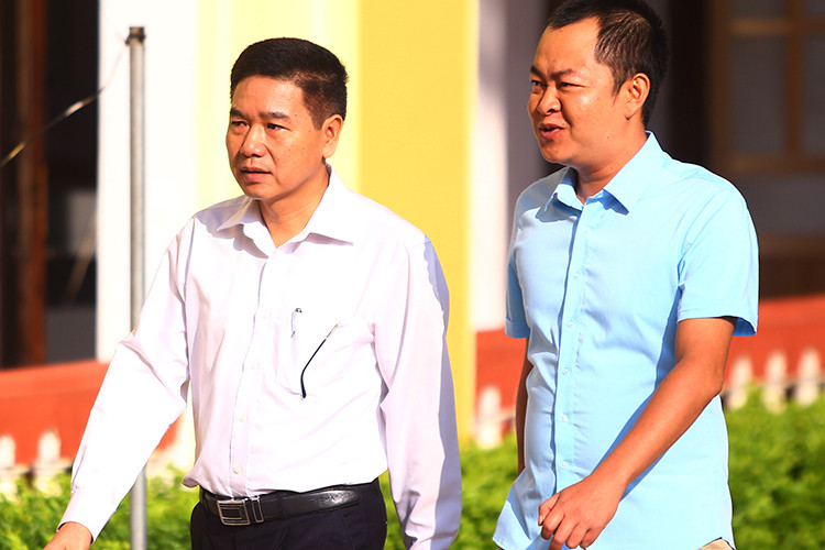 Bị cáo Trần Xuân Yến (trái) và Đinh Hải Sơn đến toà. Ảnh: Phạm Dự.