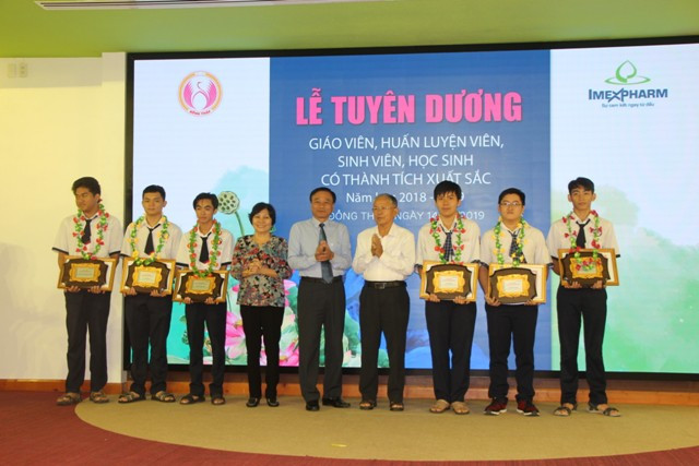 Tuyên dương, khen thưởng các cá nhân, tập thể có thành tích xuất sắc.