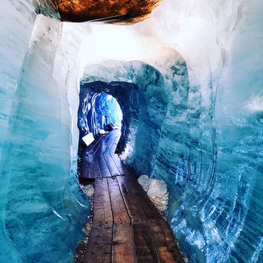 Bi an khach san 4 mat tien bi bo hoang tren nui Alps hinh anh 19 