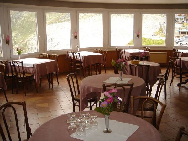 Bí ẩn khách sạn 4 mặt tiền bị bỏ hoang trên núi Alps ảnh 10 Bi an khach san 4 mat tien bi bo hoang tren nui Alps hinh anh 10