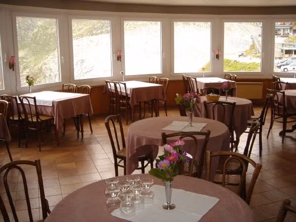 Bi an khach san 4 mat tien bi bo hoang tren nui Alps hinh anh 10 