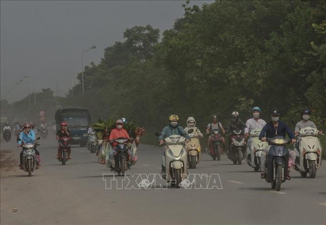 Đoạn đường đầy bụi trên đại lộ Thăng Long đoạn gần khu rẽ vào Thiên đường Bảo Sơn. Ảnh: Trọng Đạt - TTXVN. 