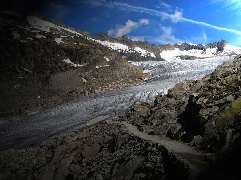 Belvedere gần sông băng đến mức du khách chỉ cần vượt qua một con đường nhựa. Được xây dựng vào năm 1882, khách sạn từng là công trình mang tính biểu tượng của Thụy Sĩ. Ảnh: Shutterstock. Bi an khach san 4 mat tien bi bo hoang tren nui Alps hinh anh 5