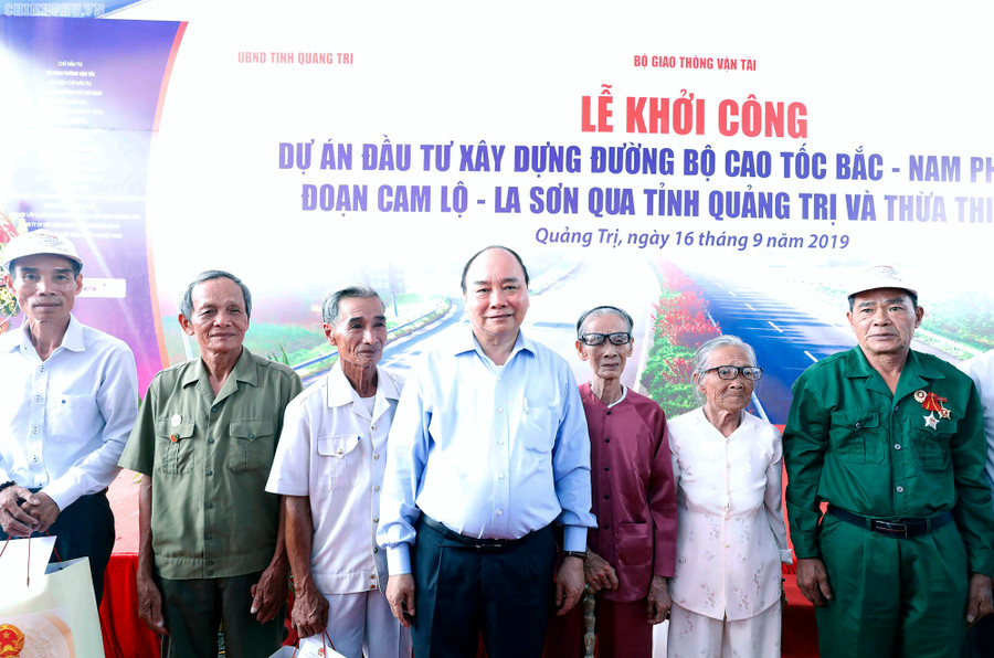Thủ tướngNguyễn Xuân Phúc lưu ý chính quyền địa phương các cấp quan tâm chăm lo, tạo điều kiện cho người dân có chỗ sinh sống, sản xuất, kinh doanh, ổn định cuộc sống - Ảnh: Thủ tướng và người dân trong vùng dự án (VGP/Quang Hiếu) Thủ tướngNguyễn Xuân Phúc lưu ý chính quyền địa phương các cấp quan tâm chăm lo, tạo điều kiện cho người dân có chỗ sinh sống, sản xuất, kinh doanh, ổn định cuộc sống - Ảnh: Thủ tướng và người dân trong vùng dự án (VGP/Quang Hiếu)