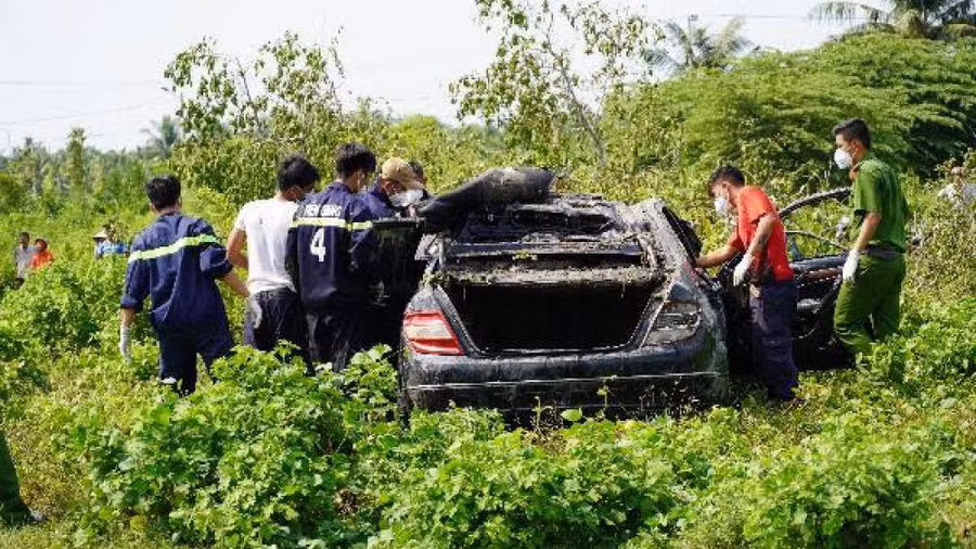 Chiếc ô tô đã được trục vớt từ kênh Bà Ngọt lên bờ, bên trong có 3 thi thể.

