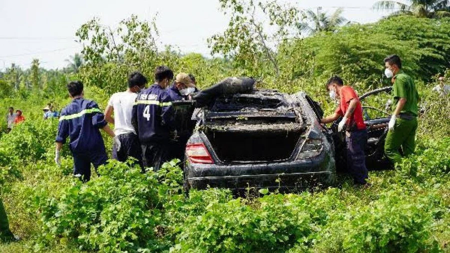 Chiếc ô tô đã được trục vớt từ kênh Bà Ngọt lên bờ, bên trong có 3 thi thể.
