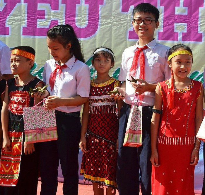 Các bạn HS ở trung tâm thành phố và HS vùng khó khăn của huyện Hòa Vang – TP Đà Nẵng tặng quà cho nhau trong chương trình Ngày yêu thương do Sở GD&ĐT Đà Nẵng phát động. Các bạn HS ở trung tâm thành phố và HS vùng khó khăn của huyện Hòa Vang – TP Đà Nẵng tặng quà cho nhau trong chương trình Ngày yêu thương do Sở GD&ĐT Đà Nẵng phát động.