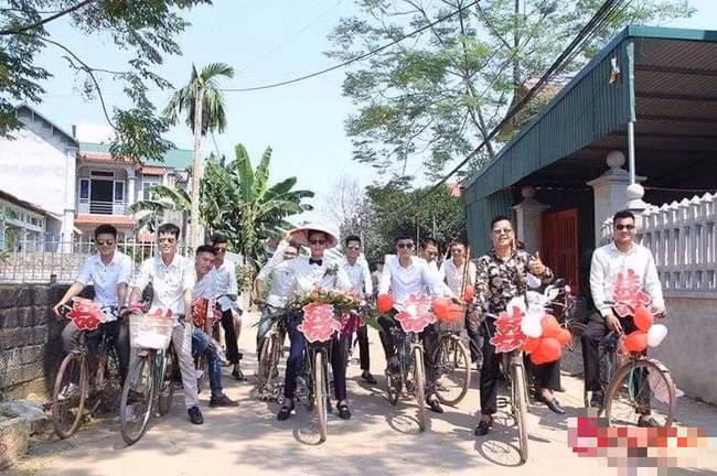 Cứ tưởng nhà "hoàn cảnh" phải rước dâu bằng xe đạp, người cùng làng tiết lộ bí mật về gia thế chú rể khiến ai nấy bất ngờ - Ảnh 4.