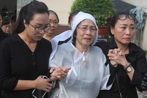 Bà Hằng - vợ nghệ sĩ - phải nhờ người dìu trong giờ di quan. Bà Hằng - vợ nghệ sĩ -