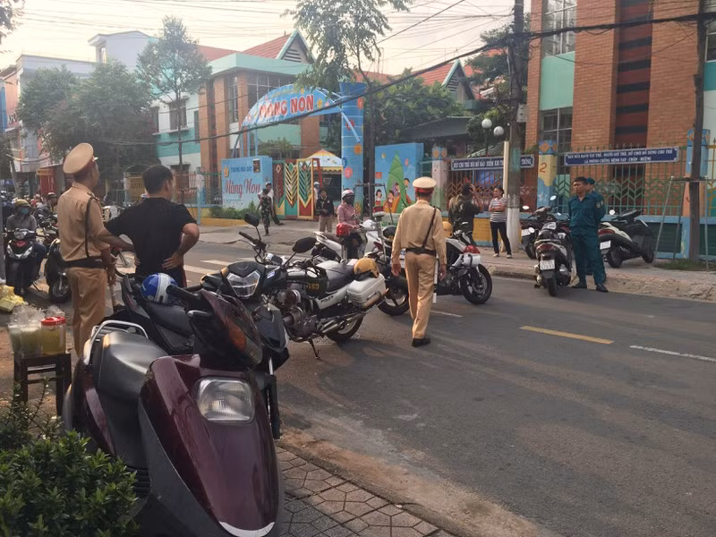 Khám ngôi nhà nghi có liên quan vụ nổ tại Cục thuế Bình Dương - ảnh 5