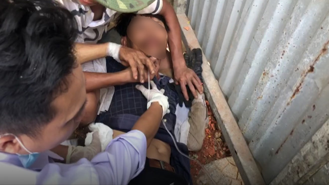 Nhân viên ý tế đến hiện trường sơ cứu cho nạn nhân. Ảnh: Bùi Toàn.