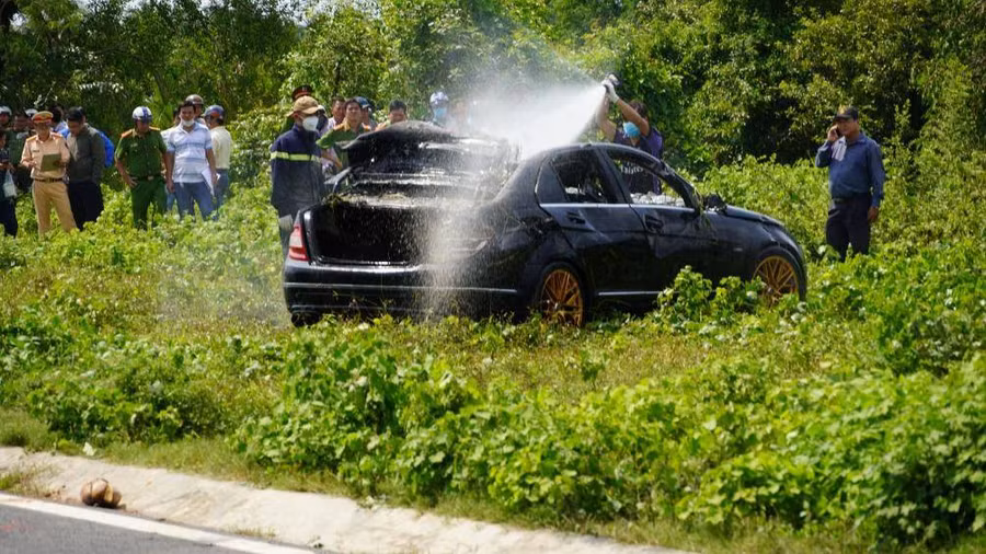 vụ 3 người chết trong ô tô mercedes: nạn nhân tự lao xe xuống kênh