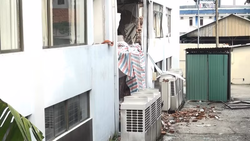 Khám ngôi nhà nghi có liên quan vụ nổ tại Cục thuế Bình Dương - ảnh 8