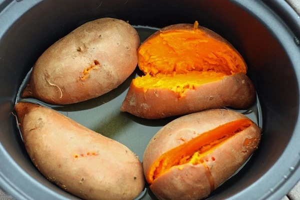 Mẹo luộc khoai ngon là bỏ thêm chút muối trắng.