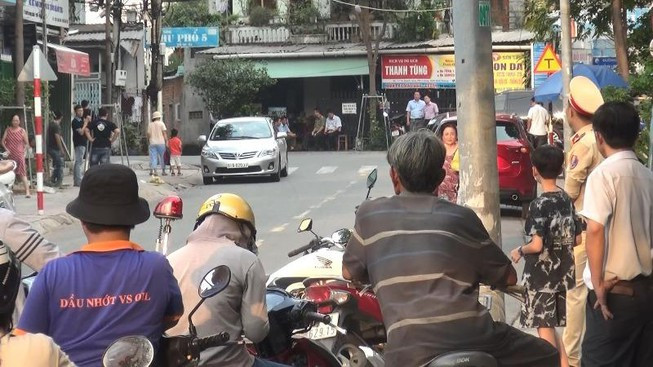 Công an tỉnh Bình Dương đang phong tỏa hiện trường khám xét một ngôi nhà.