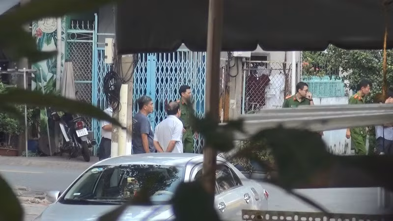 Khám ngôi nhà nghi có liên quan vụ nổ tại Cục thuế Bình Dương - ảnh 7