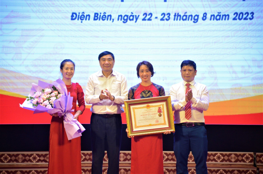 Ông Trần Quốc Cường (thứ 2 bên trái) trao Huân chương lao động hạng Ba cho Ban giám hiệu Trường THPT Tủa Chùa.