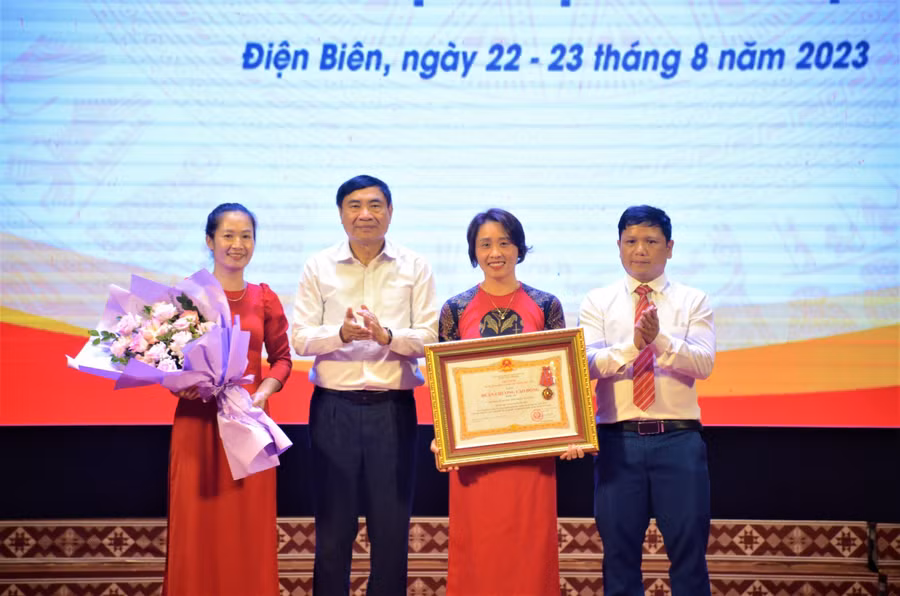 Ông Trần Quốc Cường (thứ 2 bên trái) trao Huân chương lao động hạng Ba cho Ban giám hiệu Trường THPT Tủa Chùa.