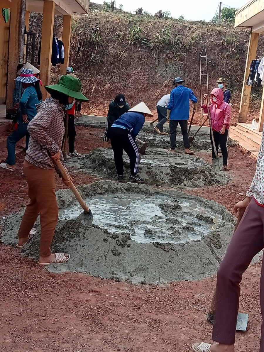 Giáo viên trường PTDTBT THCS Quảng Lâm sửa chữa khu nhà nội trú cho học sinh.