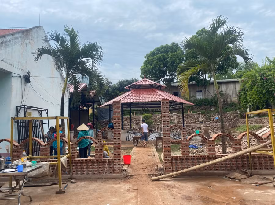 Thư viện xanh của trường PTDTBT Tiểu học Chà Nưa đang gấp rút hoàn thiện.