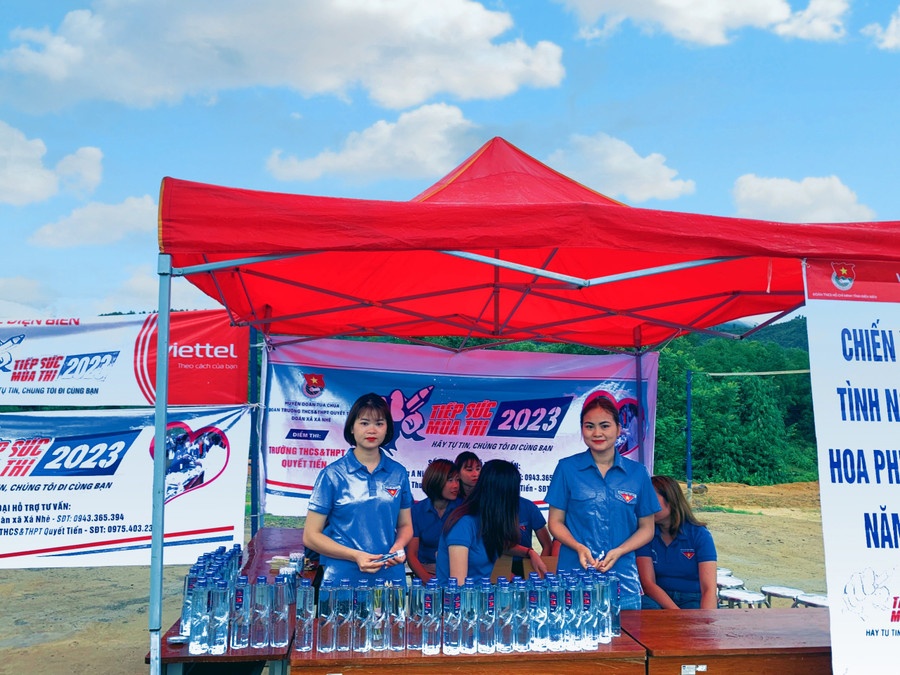 Cô Nguyễn Thị Hải (bên trái) tiếp sức mùa thi cho các sĩ tử tại trường.