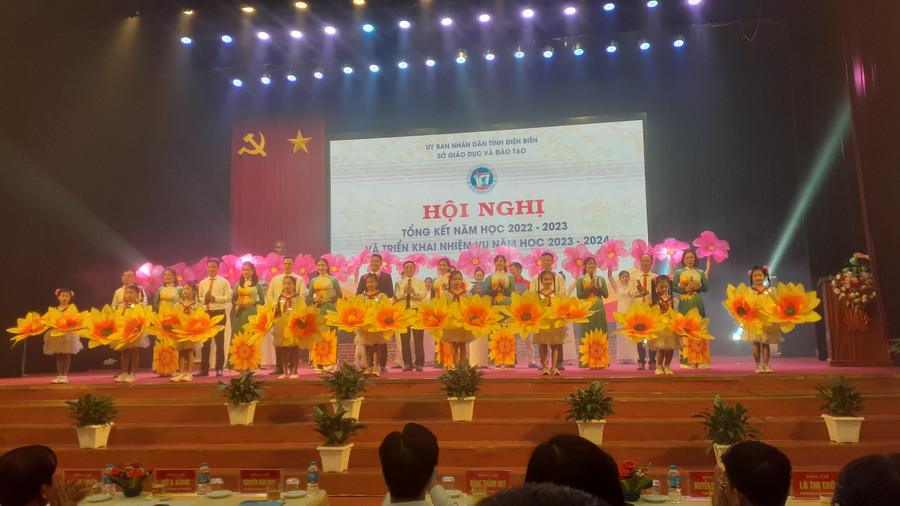 Lãnh đạo Sở GD&amp;ĐT Điện Biên tặng hoa chúc mừng đội văn nghệ.