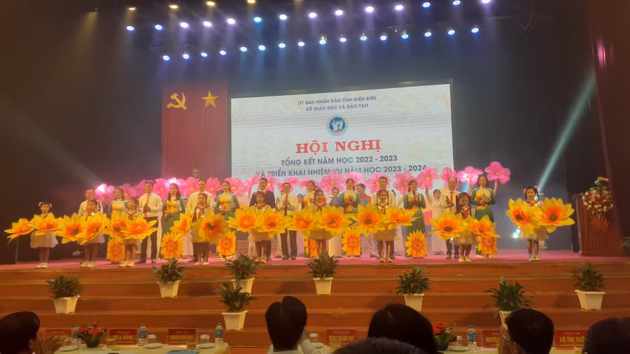 Lãnh đạo Sở GD&amp;ĐT Điện Biên tặng hoa chúc mừng đội văn nghệ.