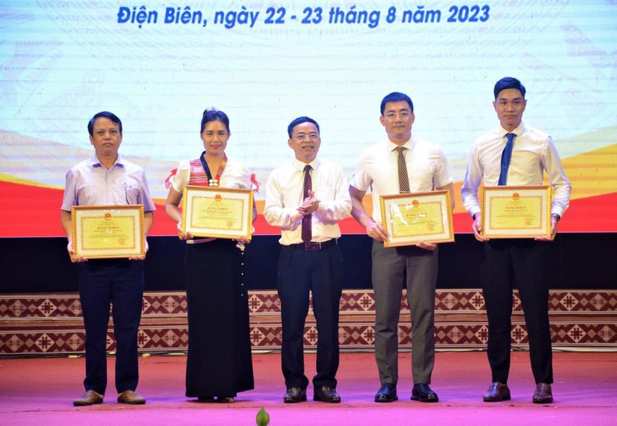 Ông Nguyễn Văn Đoạt (đứng giữa) - Giám đốc Sở GD&amp;ĐT Điện Biên trao Bằng khen của Bộ GD&amp;ĐT cho các tập thể.