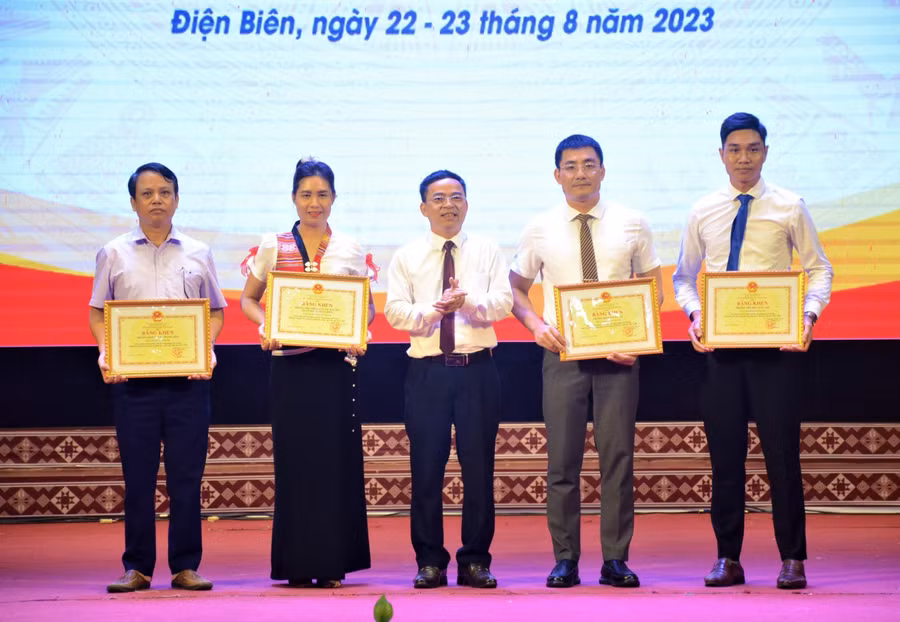 Ông Nguyễn Văn Đoạt (đứng giữa) - Giám đốc Sở GD&amp;ĐT Điện Biên trao Bằng khen của Bộ GD&amp;ĐT cho các tập thể.