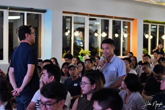 Du học sinh Việt mang văn hóa chia sẻ “tôi thất bại” về Việt Nam ảnh 2 Khán giả hào hứng đặt câu hỏi với diễn giả Nguyễn Duy Hải Linh tại sự kiện F.U.N số đầu tiên ở Hà Nội.