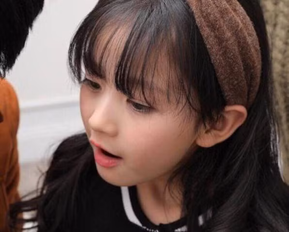 Nhóc tì 8 tuổi Thượng Hải kiếm bộn tiền nhờ vẻ đẹp thiên thần hiếm có