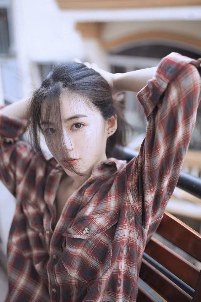  Vi có chiều cao 1,63m, nặng 45kg. Vóc dáng này khá thích hợp để trở thành một người mẫu ảnh, tuy nhiên cô không tham gia hoạt động nghệ thuật. 