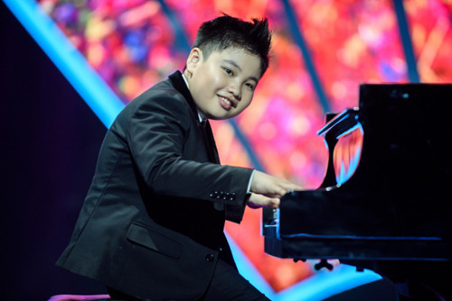 cau-be-12-tuoi-an-com-tu-thien-5000-dong-de-co-tien-hoc-piano